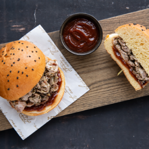 9. Sandwich x2 - 2 pains au sésame, longe de porc en rôtisserie douce, sauce BBQ maison et fromage mozzarella - 350g