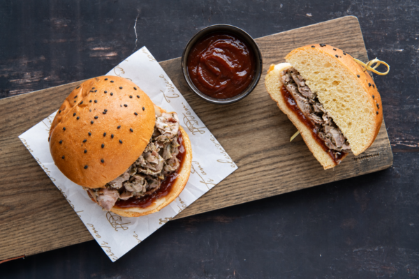 9. Sandwich x2 - 2 pains au sésame, longe de porc en rôtisserie douce, sauce BBQ maison et fromage mozzarella - 350g