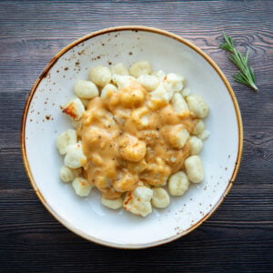 #5 *Végé* Gnocchi (à poêler) (B,L,O), sauce crémeuse à la courge, ail et romarin (B,L,O) et garniture d’oignons frits et graines de tournesol (B)