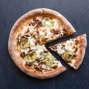 11. Pizza cheeseburger (viande hachée, oignons rôtis, cornichons et sauce fromage) - 9” 1 à 2 personnes