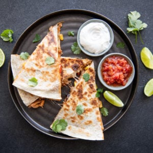 #1 Quesadilla (B,Ya) au porc effiloché, fromage Monterey Jack (L) et sauté de légumes