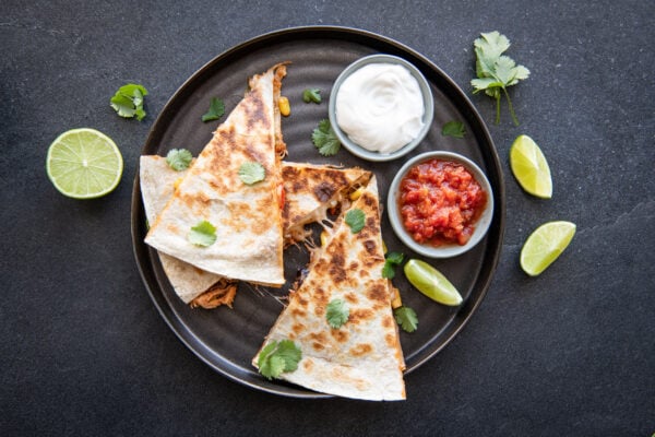 #1 Quesadilla (B,Ya) au porc effiloché, fromage Monterey Jack (L) et sauté de légumes