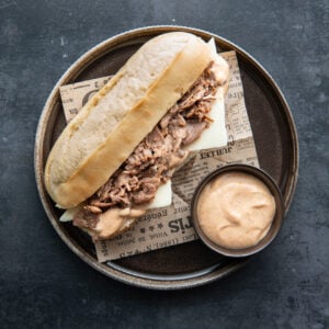 9. Sandwich x2 - 2 pains briochés, émincé de boeuf, fromage mozzarella et sauce Sud-Ouest - 350g