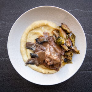 #6 *On se gâte!* Short ribs de boeuf sauce demi-glace au vin rouge et champignons (B,L), purée de pommes de terre au fromage gruyère (L) et choux de Bruxelles rôtis à l’érable Accord suggéré de notre sommelier David : WYNNS → 20.75$ Code SAQ : 15330871